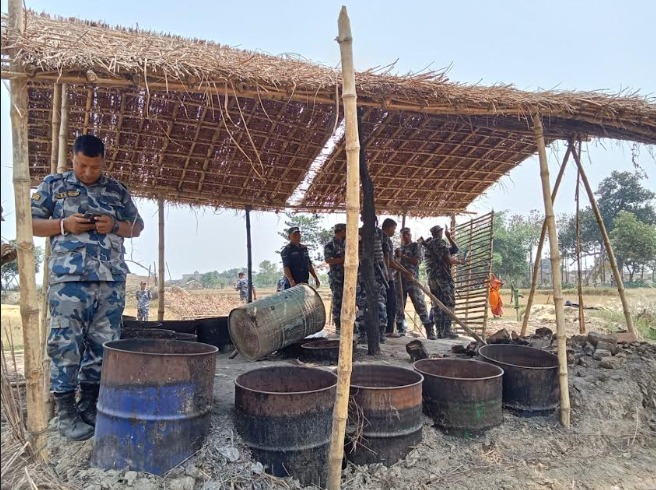 सशस्त्र एसएसबीको टोलीले दशगजाबाट टहरा हटाए