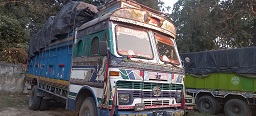 लताकपडा सहित मालवाहक ट्रक नियन्त्रण