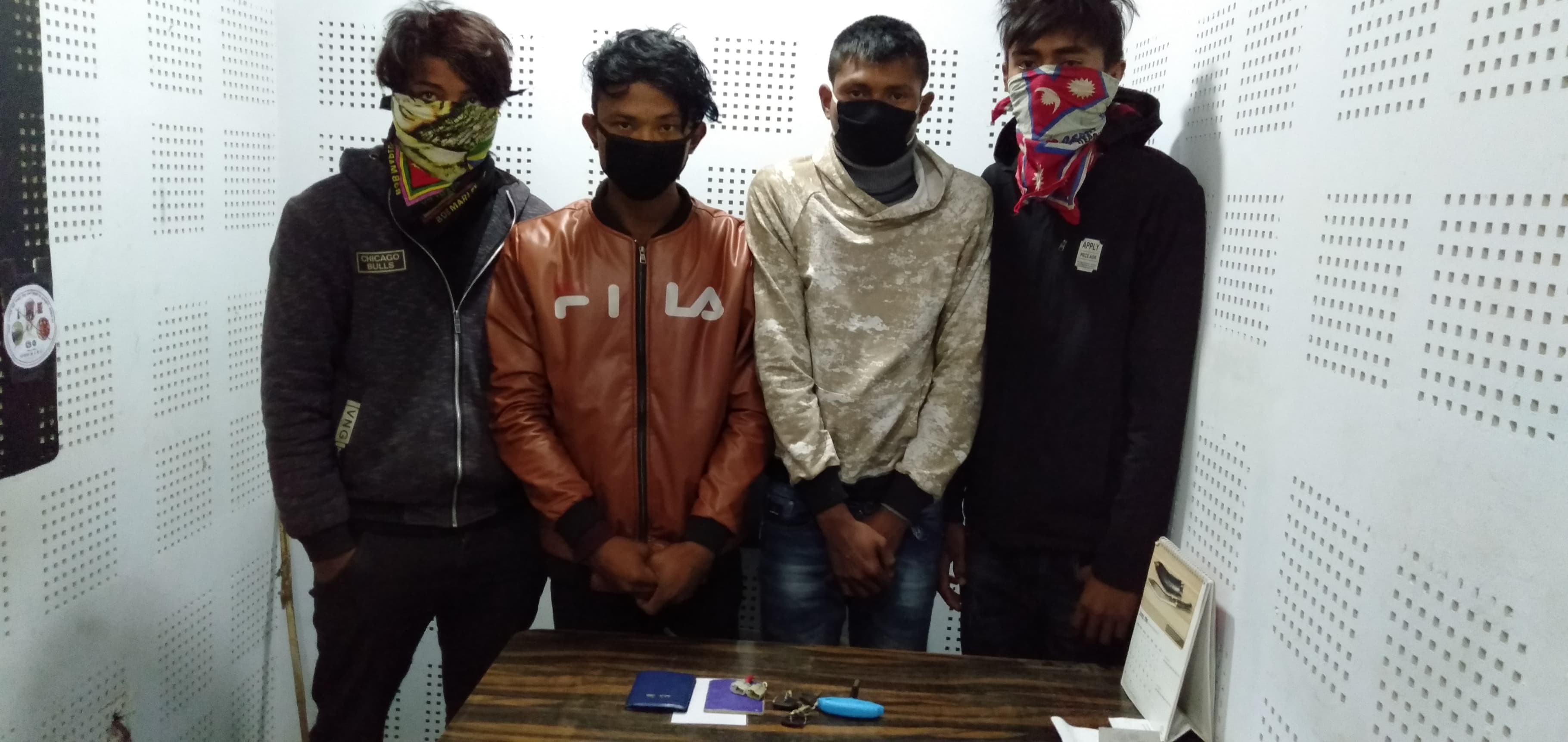 मोटरसाईकल चोर्न ४ जना प्रकाउ