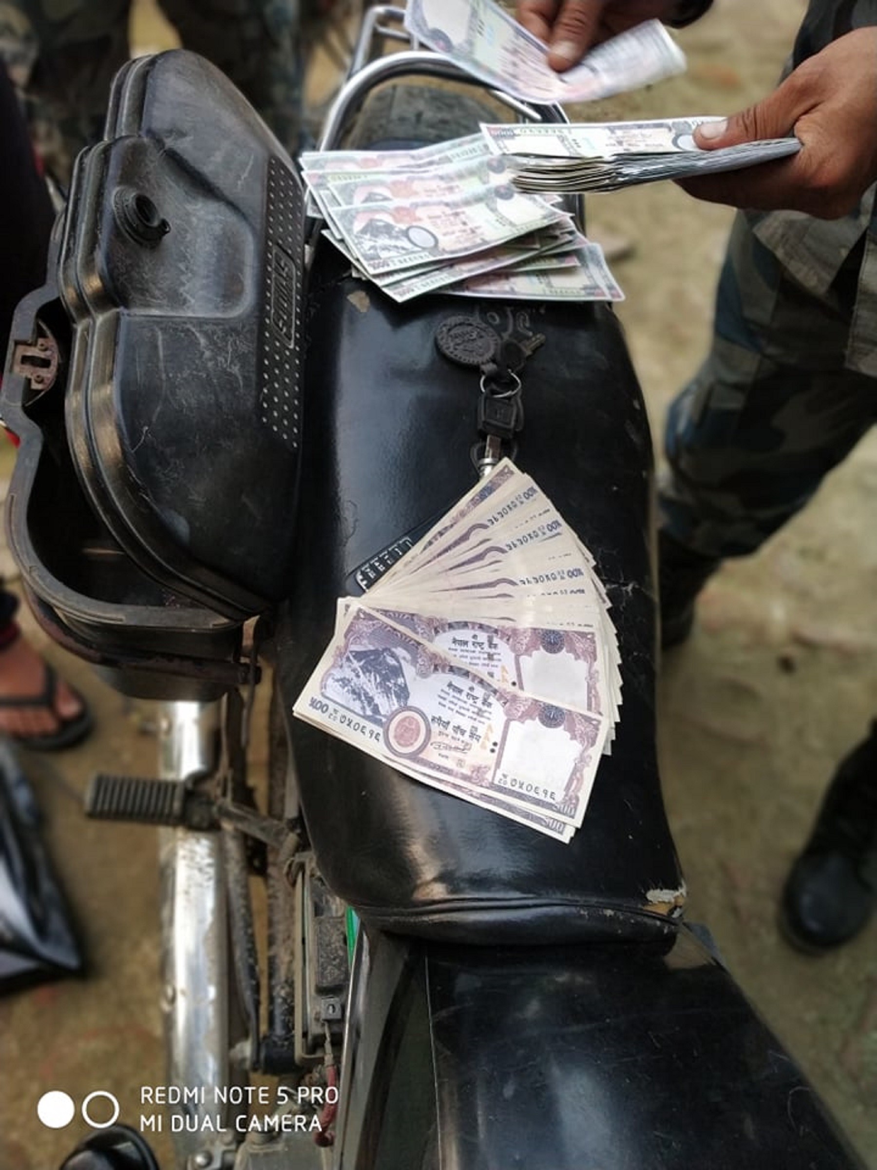 एक लाख नेपाली जाली नोट सहित भारतीय नागरिक प्रकाउ