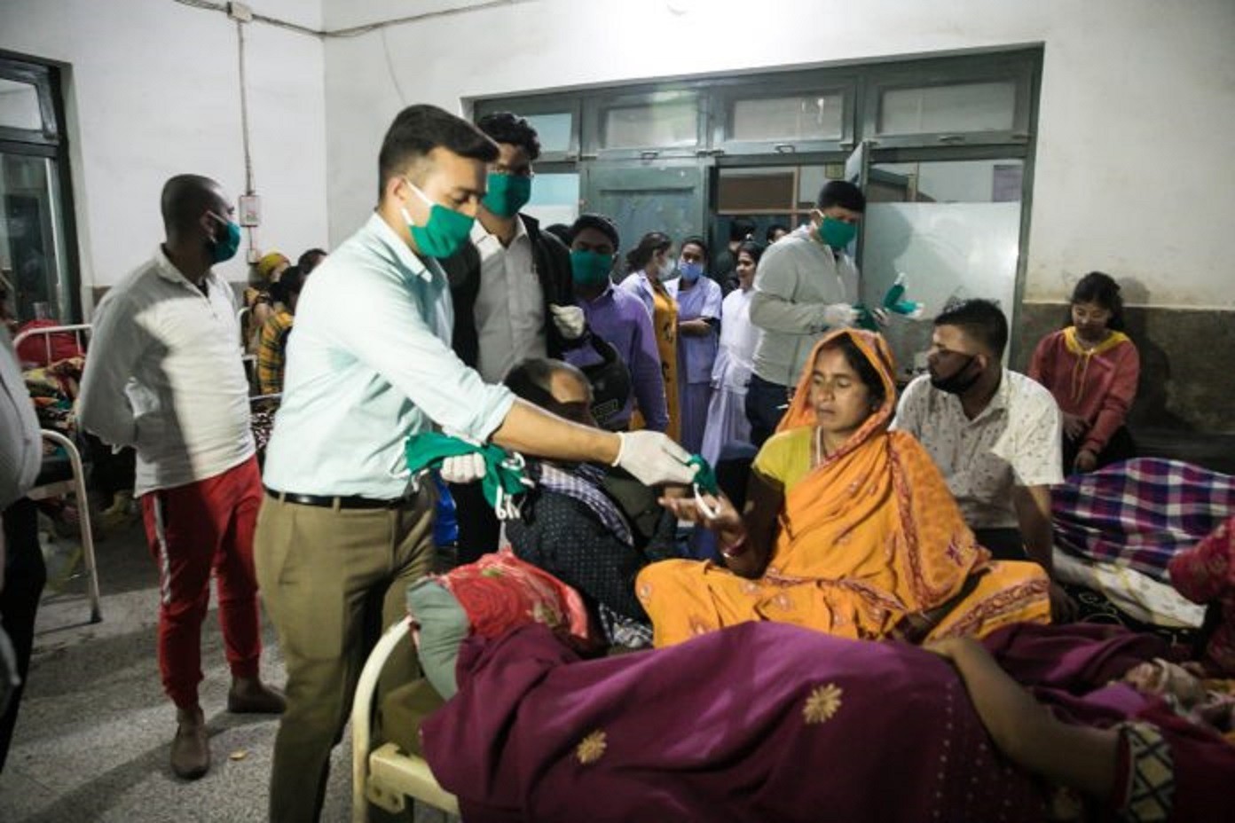नेता रहबार अंसारीले अस्पतालमा माक्स बितरण गरे