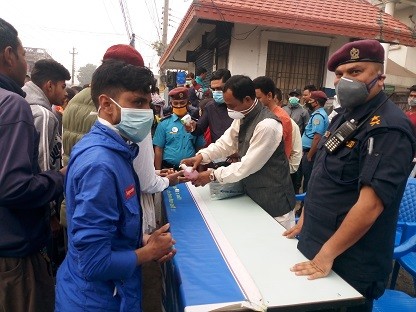 बीरगंजमा माक्स र सेनिटाईजर बितरण