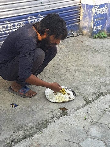 निषेधाज्ञामा पनि साहिब दरवारले नि शुल्क भोजन बितरण गर्दे