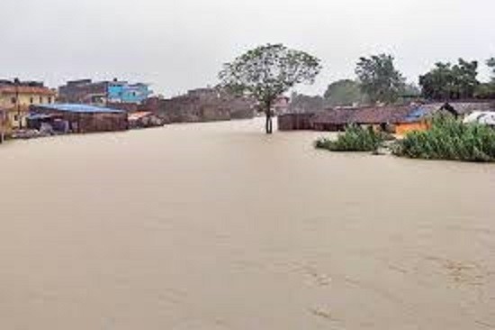 झन्डै बाढीले बगाएको थियो तर बाच्यौ, ३ जना घाईते