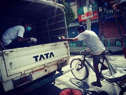 सुरक्षित बस्न बीरगंजवासीहरु संग नेता सिंहको आग्रह,नि शुल्क भोजन बितरण गर्दे साहिब दरबार