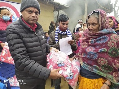 मेयर सरवागीद्वारा कम्बल  वितरण