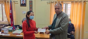 नगर प्रमुख सरावगीद्वारा  आर्थिक सहयोग हस्तान्तरण