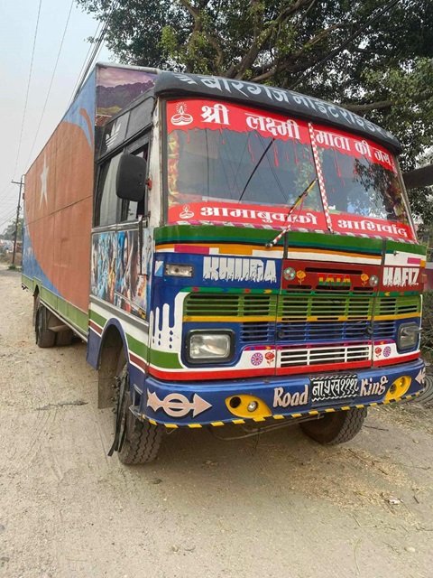 ९२ लाख सामान सहित ट्रक नियन्त्रण