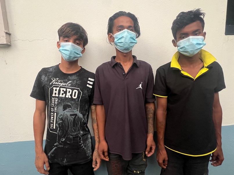 मोटरसाईकल चोर्ने तीन पक्राउ