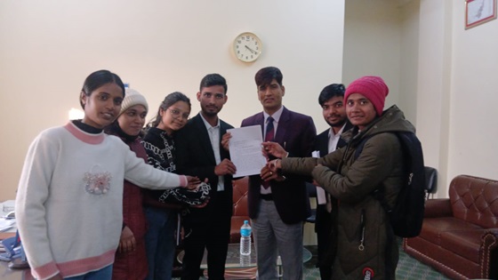 छाडा चौपाया नियन्त्रण गर्न बिधार्थीद्धारा सिडीओलाई ज्ञापन पत्र