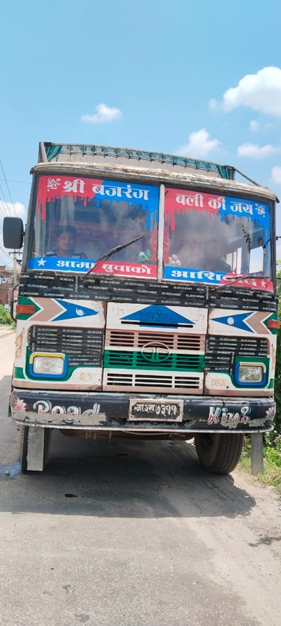 दुईवटा मालवाहक ट्रकबाट ९० लाखको सामान बरामद