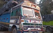 लताकपडा सहित मालवाहक ट्रक नियन्त्रण