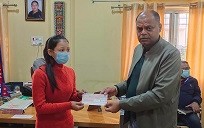 नगर प्रमुख सरावगीद्वारा  आर्थिक सहयोग हस्तान्तरण