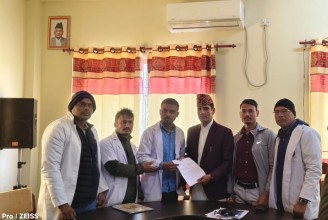 स्वास्थ्यकर्मीहरु द्वारा पर्साका प्रजिअ गणेश अर्याल लाई ज्ञापन पत्र
