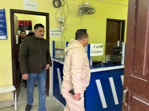 मेयर सिंह स्वास्थ्यमा निरीक्षण गर्दा कर्मचारीमा खैलाबैला