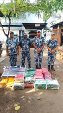 छापामारीमा तीन लाख रुपैयाँ बराबरको अवैध कपडा बरामद