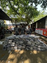 सशस्त्रद्धारा गोदाममा छापामारी , लाखौको कपडा बरामद