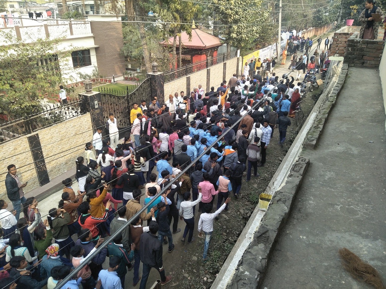 जनप्रतिनिधी र कर्मचारीको बिरोधमा बिधार्थीहरुको बिरोध प्रर्दशन