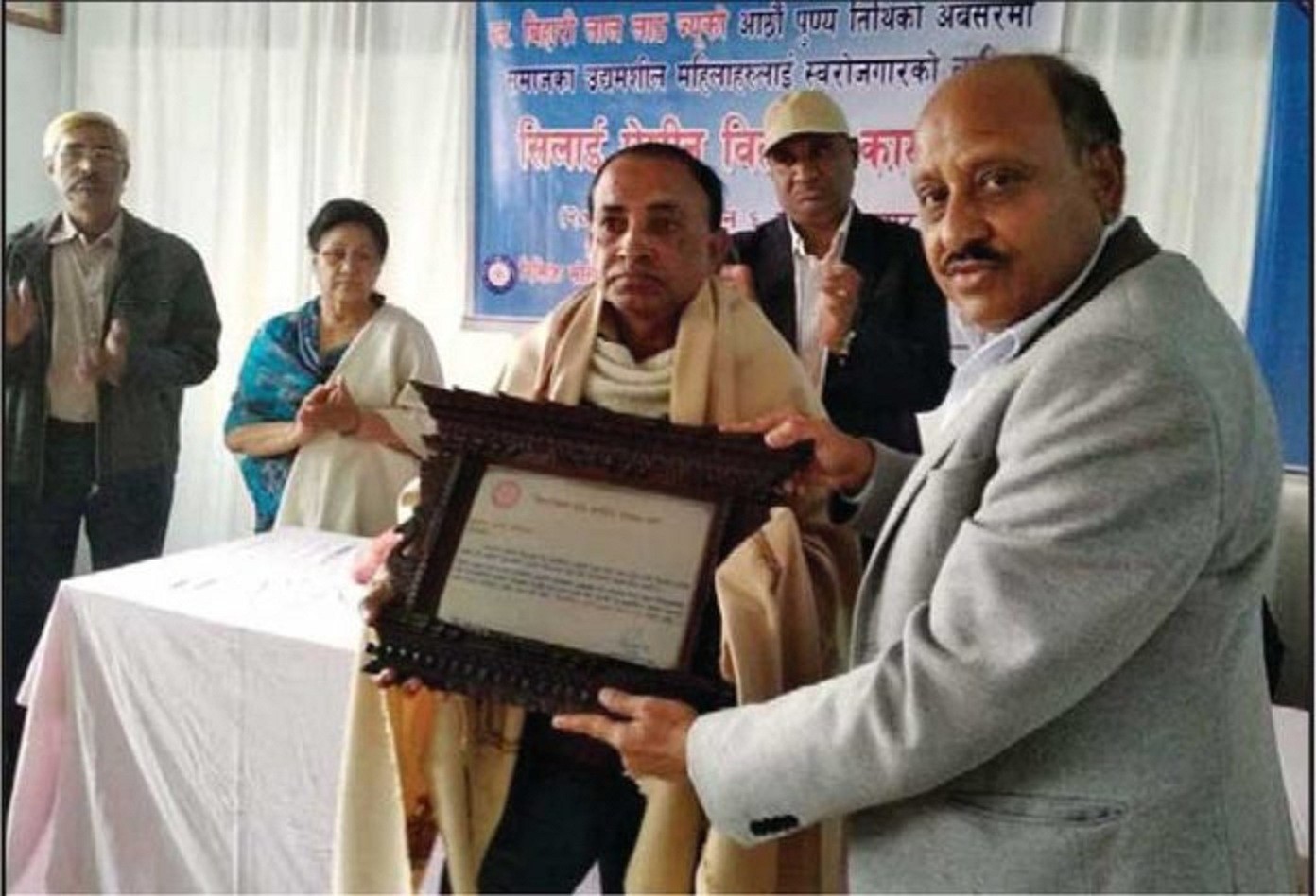 उद्योग वाणिज्य महासङ्घ प्रदेश नं २ का उपाध्यक्ष अशोक बैधद्वारा  चौरसिया र रामरहिम सम्मानित