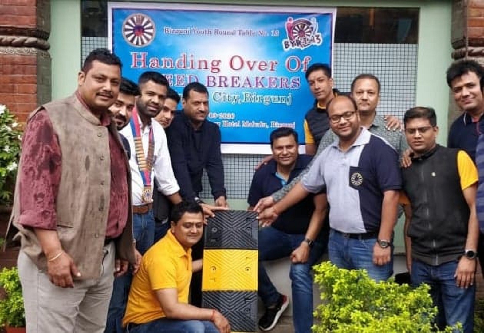 वीरगञ्जको आदर्शनगर मकालु चोकमा स्पिड ब्रेकर जडान