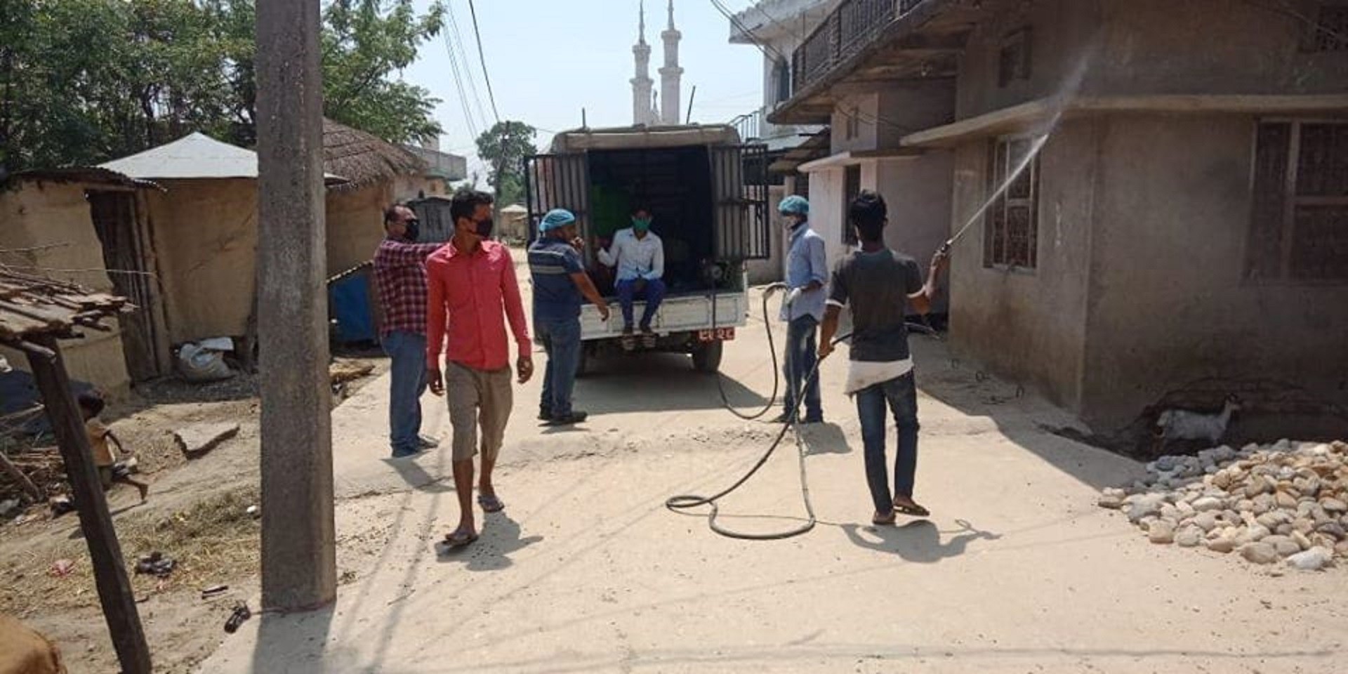 कोरोनाको संक्रमण रोक्न दिनभरी सेनिटाईजर छर्किएदै साहिब दरवारका सदस्यहरु
