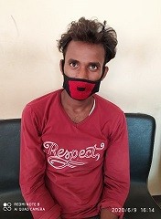 घरेलु मदीरा सहित साह पर्सा प्रहरीको फन्दामा