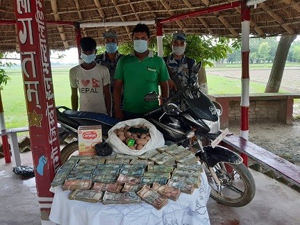 सशस्त्र प्रहरीद्धारा अबैध तीन लाख रुपैया सहित यादव नियन्त्रण