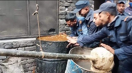 पर्सा प्रहरीद्धारा अबैध मदीरा भटी नष्ट