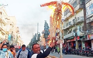 जसपाको बिरोध कार्यक्रममा प्रहरी संग झडप, बीरगंजमा प्रधानमन्त्रीको पुत्ला दहन