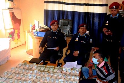 श्रोत खुल्न नसकेको ४९ लाख रुपैया सहित दुईजना प्रकाउ