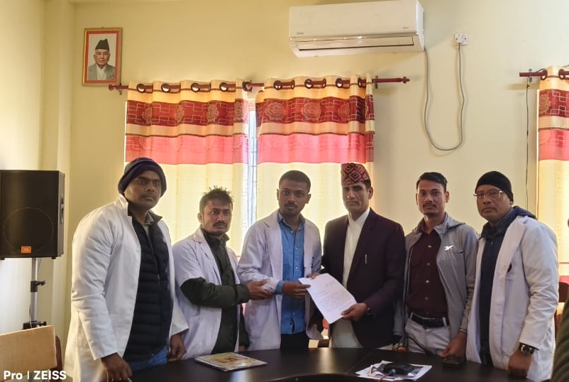 स्वास्थ्यकर्मीहरु द्वारा पर्साका प्रजिअ गणेश अर्याल लाई ज्ञापन पत्र