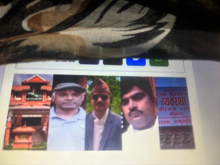 बीरगंज यातायात ब्यवस्था कार्यालय प्रमुख साह लाइसेन्सको रकम खाँदै