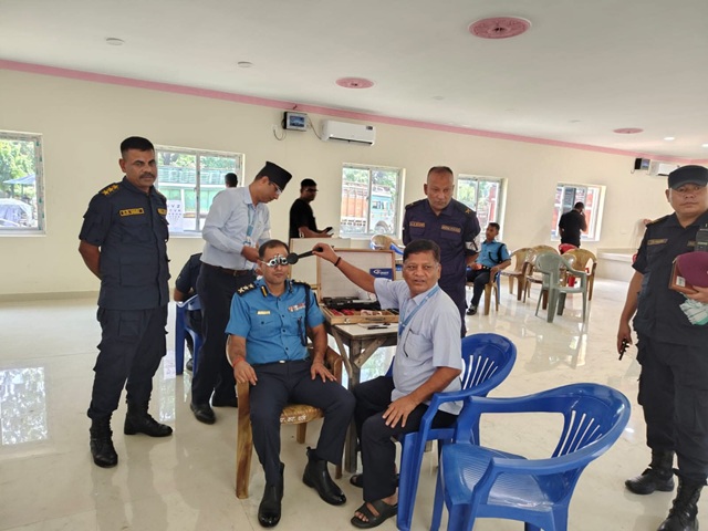 बिश्व दुष्टि अवसरमा प्रहरीको आँखा परिक्षण