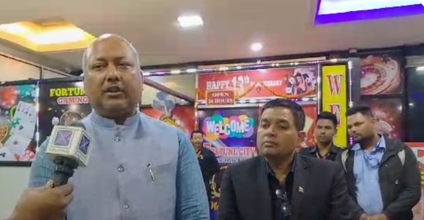 हिन्दी फिल्म नायकका हिरो अनिल कपुरको शैलीमा मुख्यमन्त्री  सतिश सिंह