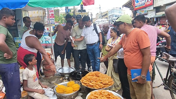बीरगंज बजारमा गुणस्तरहीन पनीर तथा मिठाई बिक्री हुदै , मानवको स्वास्थ्य सँग खेलवाड