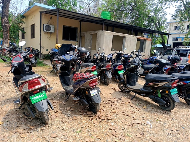 प्रहरीद्धारा २४ वटा भारतीय स्कुटर भन्सार चलान