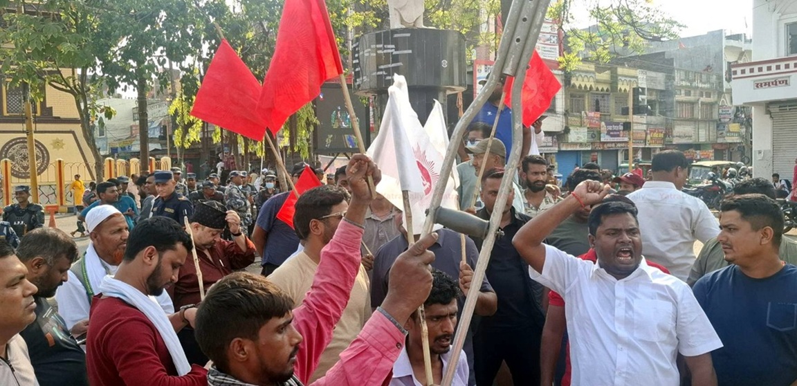 प्रधानमन्त्री  बालेनको बिरोध गर्दे सडकमा उर्लिए नेकपा नेता