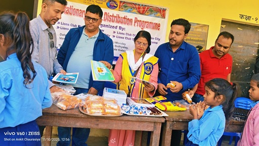 लायन्स क्लबद्धारा स्टेशनरी सामग्री बितरण