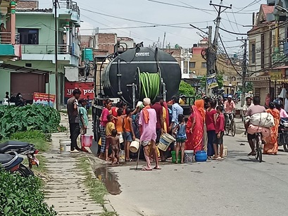 बीरगंजमा पानीको अभाव स् मेयर राजेशमान सिंह आफैं ट्यांकर लिएर बस्तीमा