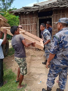 सशस्त्र प्रहरीद्धारा अबैध काठ बरामद